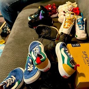 25 pair of namebrand shoes 6,7,8c